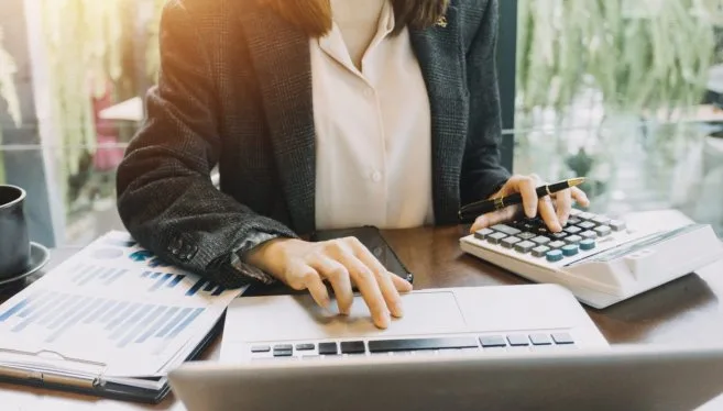 Hogyan segíthet a hitel kalkulátor a pénzügyi döntéseink meghozatalában?